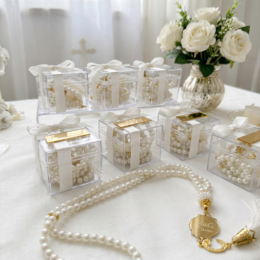 Boîtes à perles personnalisées sur une table d'accueil de mariage (photo d'ambiance)