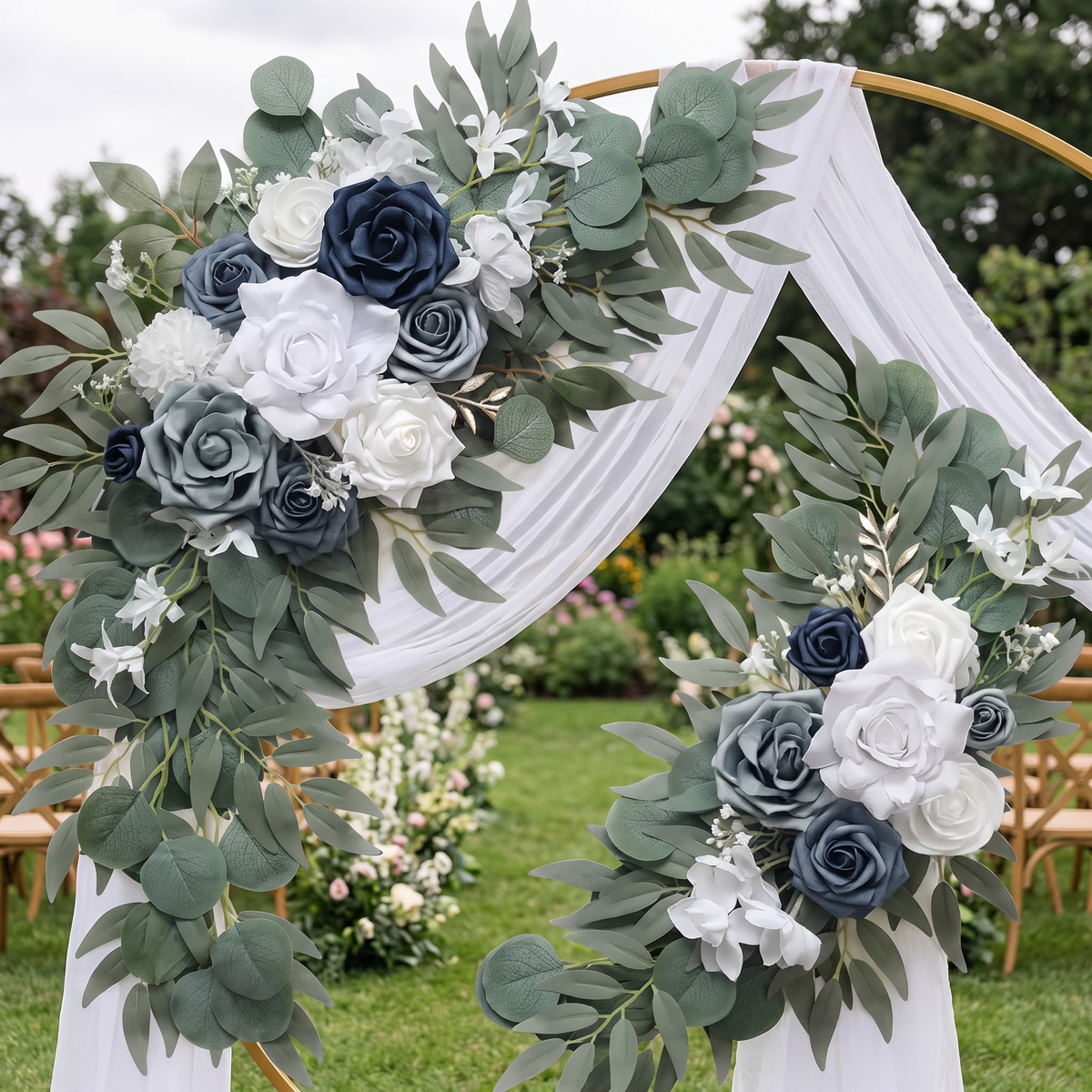 Compositions de fleurs artificielles posées en diagonale sur une arche de mariage (photo d'ambiance)