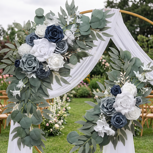 Compositions de fleurs artificielles posées en diagonale sur une arche de mariage (photo d'ambiance)