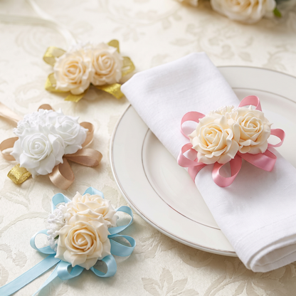 Petite rose à ruban nouée sur une serviette de mariage (photo d'ambiance)