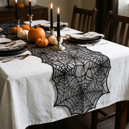 Chemin de table dentelle toile d'araignée sur une table d'Halloween chic (photo d'ambiance)