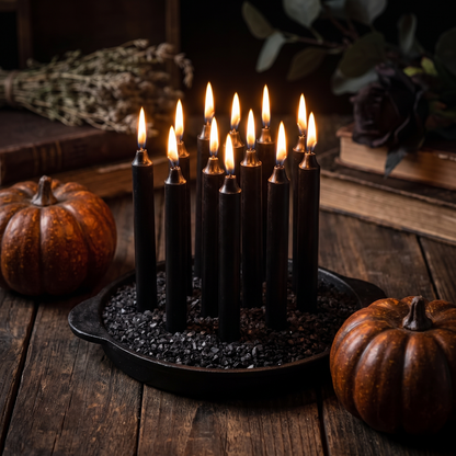 Bougies noires allumées entre deux citrouilles (photo d'ambiance)